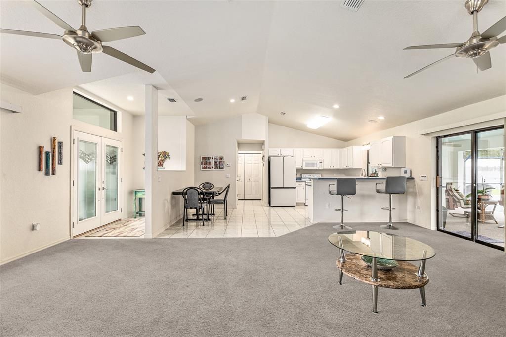 Под контрактом: $429,000 (3 спален, 2 ванн, 1623 Квадратных фут)