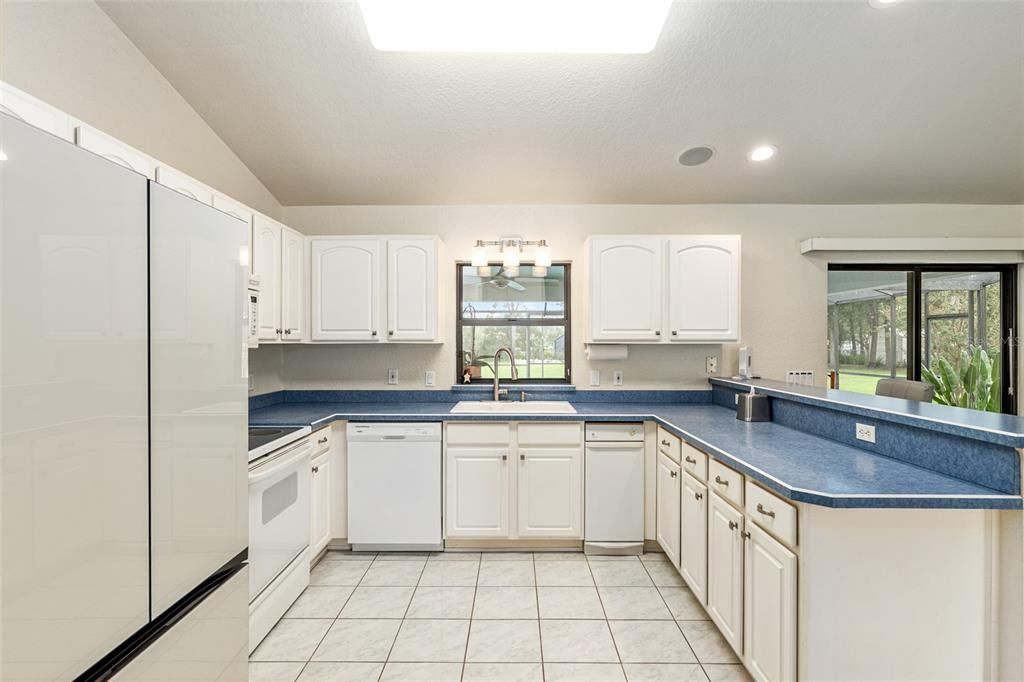 Под контрактом: $429,000 (3 спален, 2 ванн, 1623 Квадратных фут)