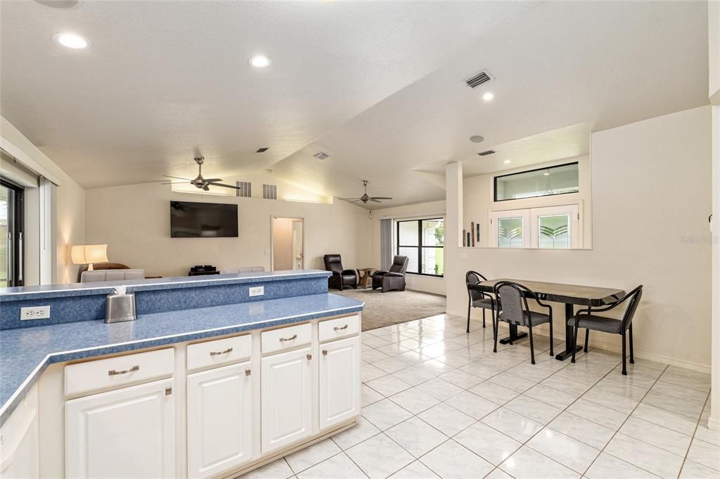 Под контрактом: $429,000 (3 спален, 2 ванн, 1623 Квадратных фут)