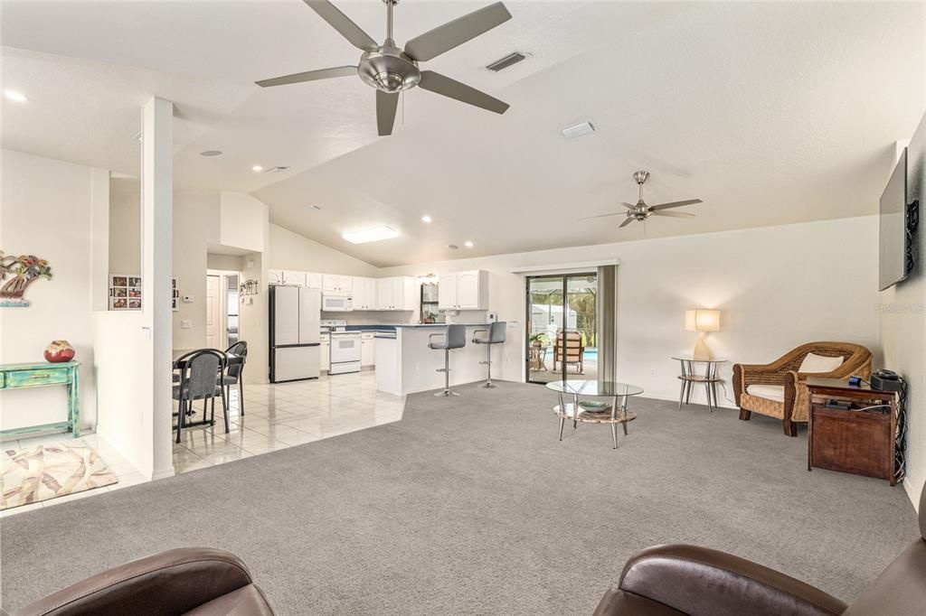 Под контрактом: $429,000 (3 спален, 2 ванн, 1623 Квадратных фут)