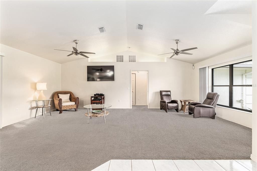 Под контрактом: $429,000 (3 спален, 2 ванн, 1623 Квадратных фут)