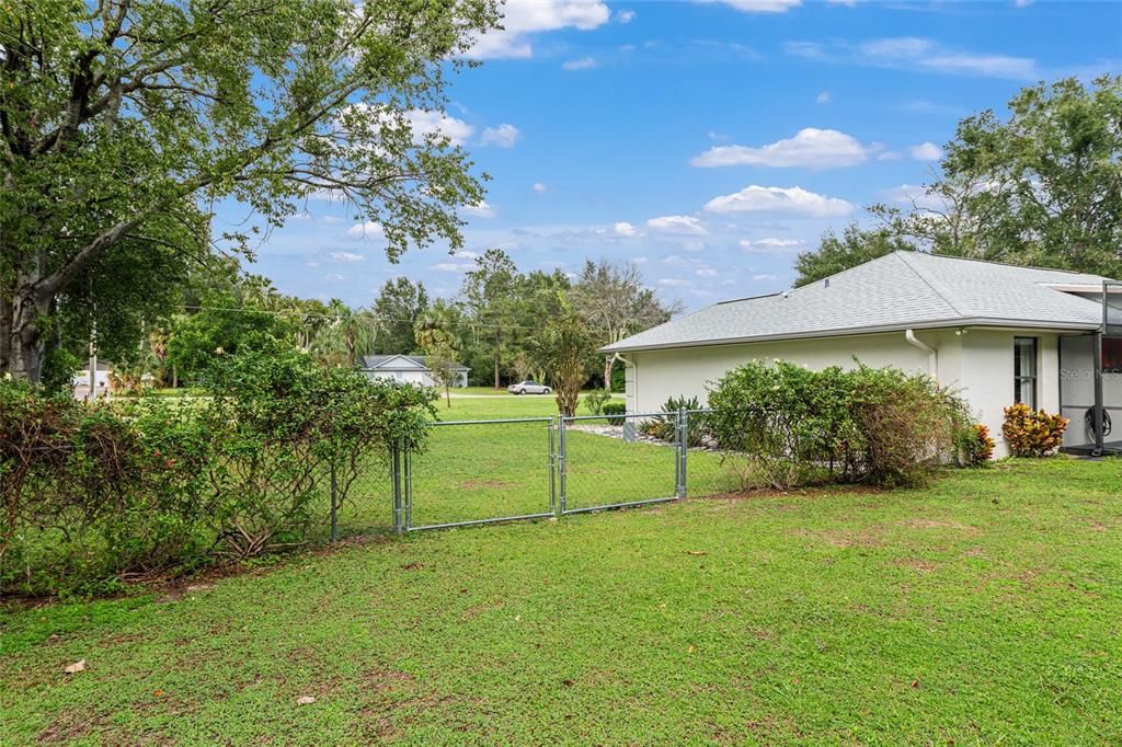 Под контрактом: $429,000 (3 спален, 2 ванн, 1623 Квадратных фут)