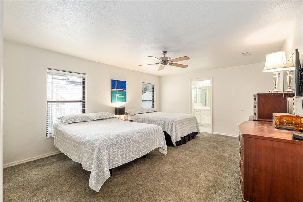 Под контрактом: $429,000 (3 спален, 2 ванн, 1623 Квадратных фут)