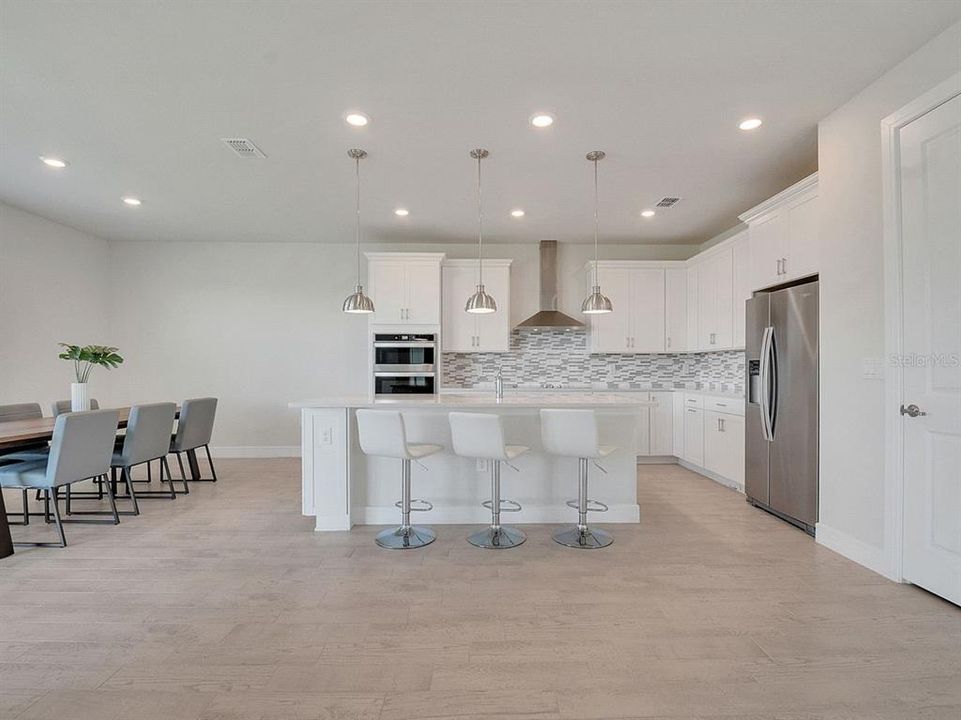 出租: $4,150 (5 贝兹, 4 浴室, 3641 平方英尺)