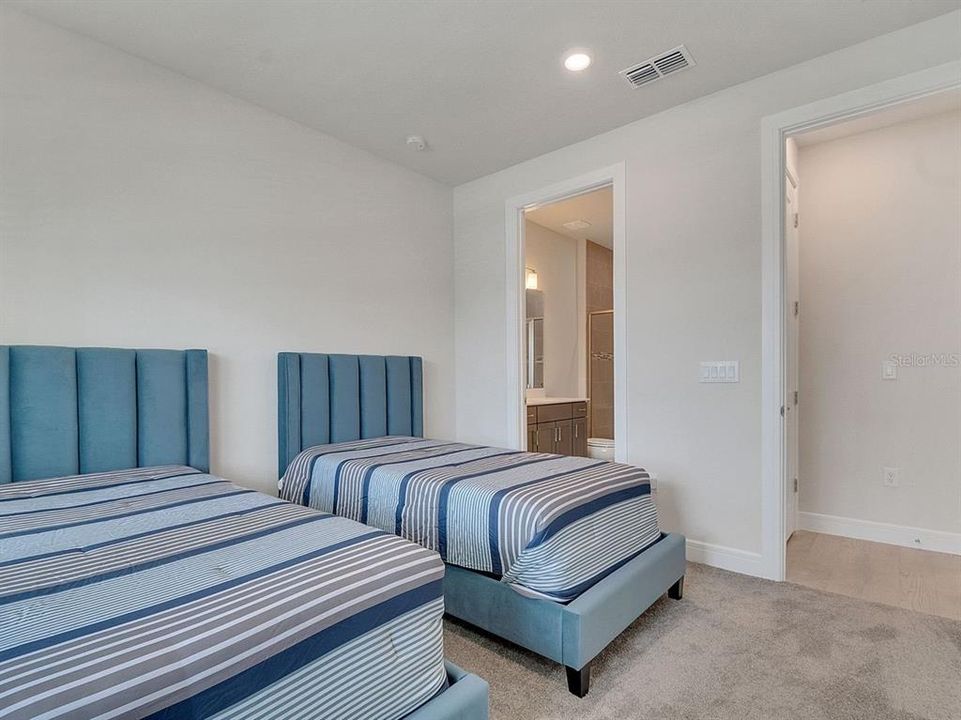 出租: $4,150 (5 贝兹, 4 浴室, 3641 平方英尺)