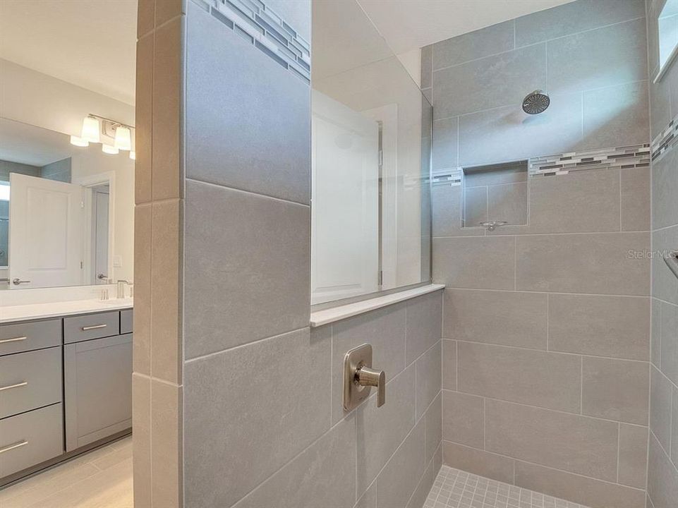 出租: $4,150 (5 贝兹, 4 浴室, 3641 平方英尺)