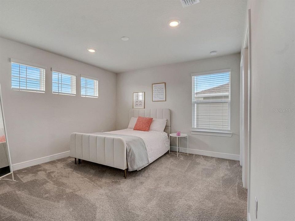 出租: $4,150 (5 贝兹, 4 浴室, 3641 平方英尺)