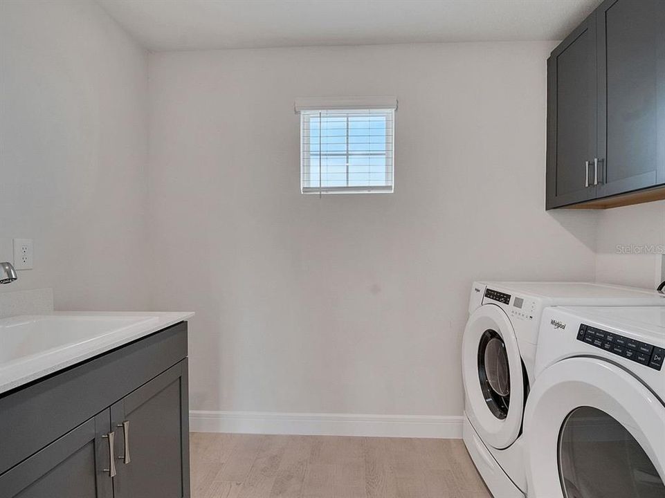 出租: $4,150 (5 贝兹, 4 浴室, 3641 平方英尺)