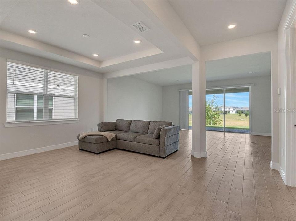 出租: $4,150 (5 贝兹, 4 浴室, 3641 平方英尺)