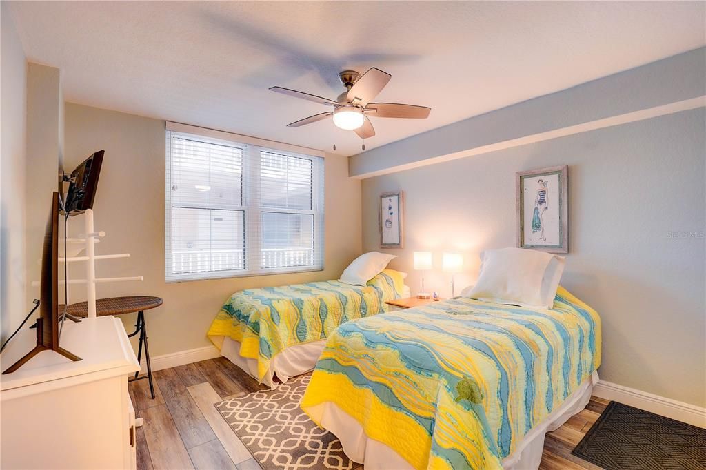 Под контрактом: $824,000 (2 спален, 2 ванн, 1155 Квадратных фут)