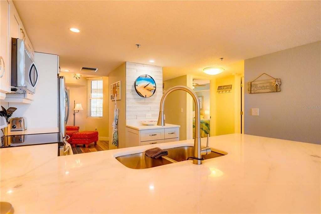 Под контрактом: $824,000 (2 спален, 2 ванн, 1155 Квадратных фут)