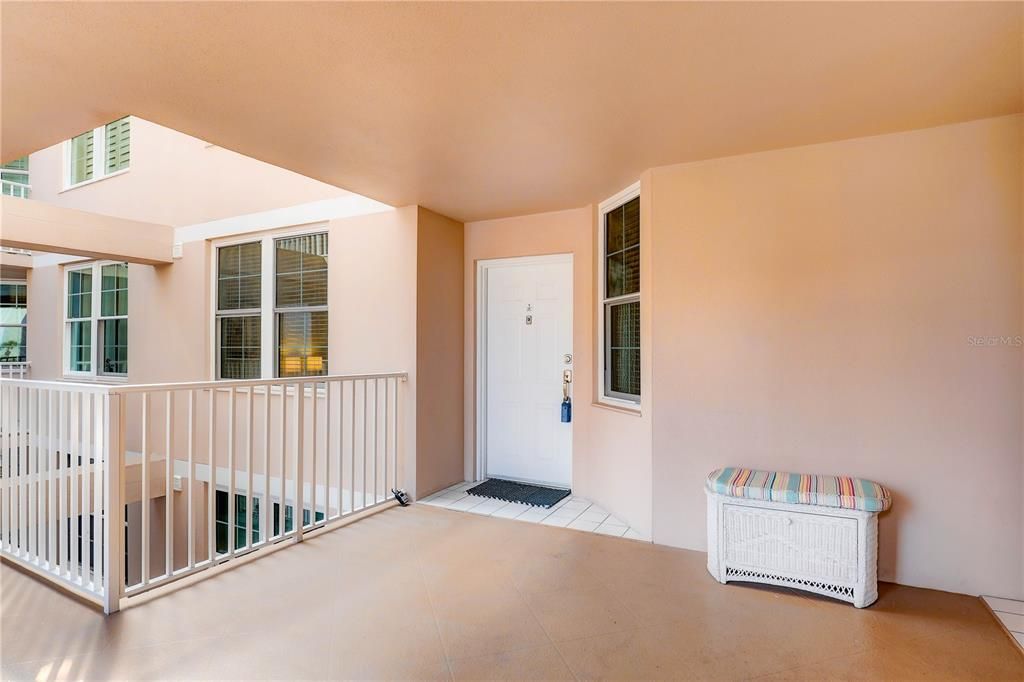 Под контрактом: $824,000 (2 спален, 2 ванн, 1155 Квадратных фут)