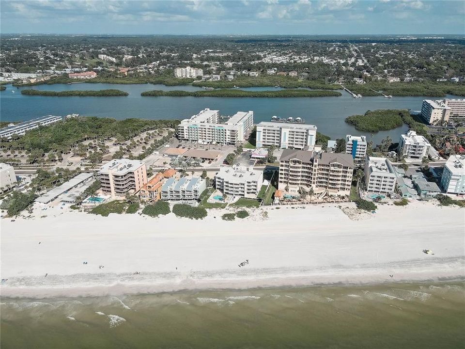 Под контрактом: $824,000 (2 спален, 2 ванн, 1155 Квадратных фут)