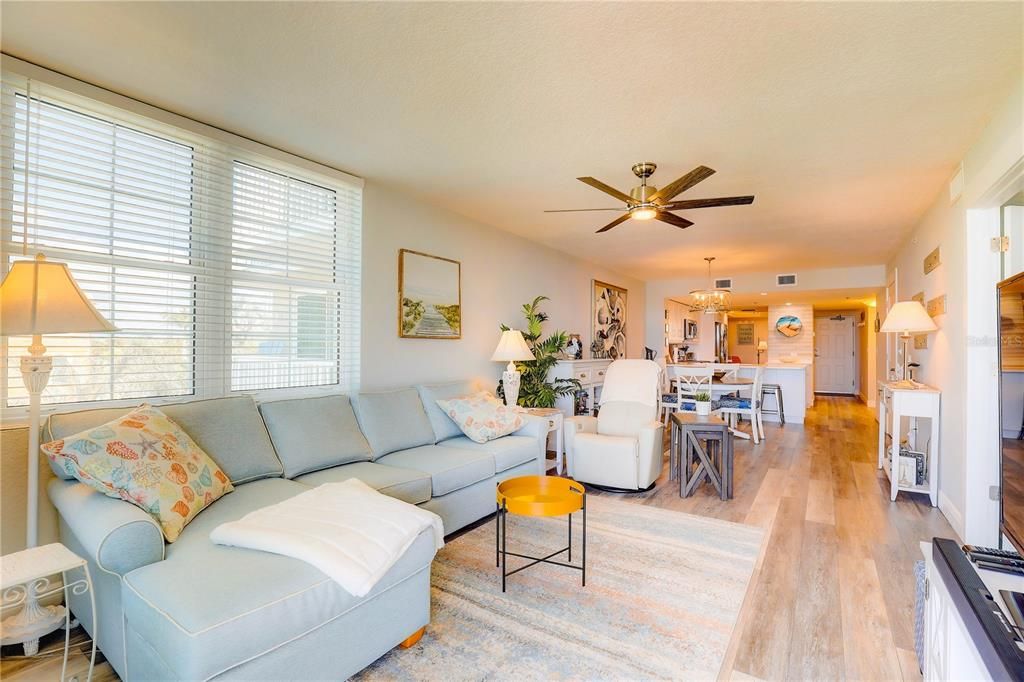 Под контрактом: $824,000 (2 спален, 2 ванн, 1155 Квадратных фут)