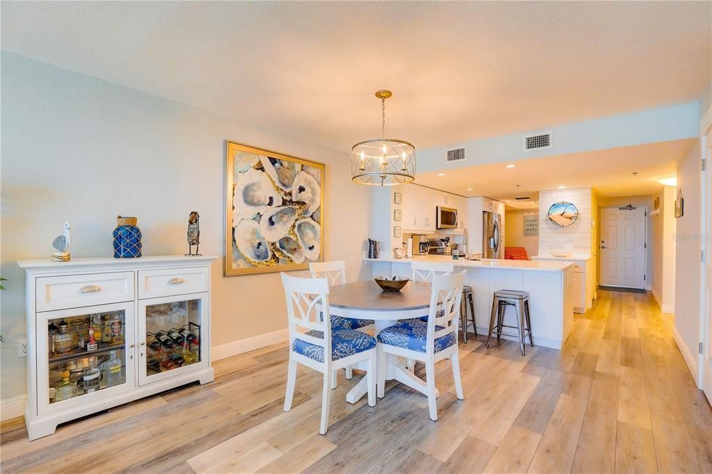 Под контрактом: $824,000 (2 спален, 2 ванн, 1155 Квадратных фут)