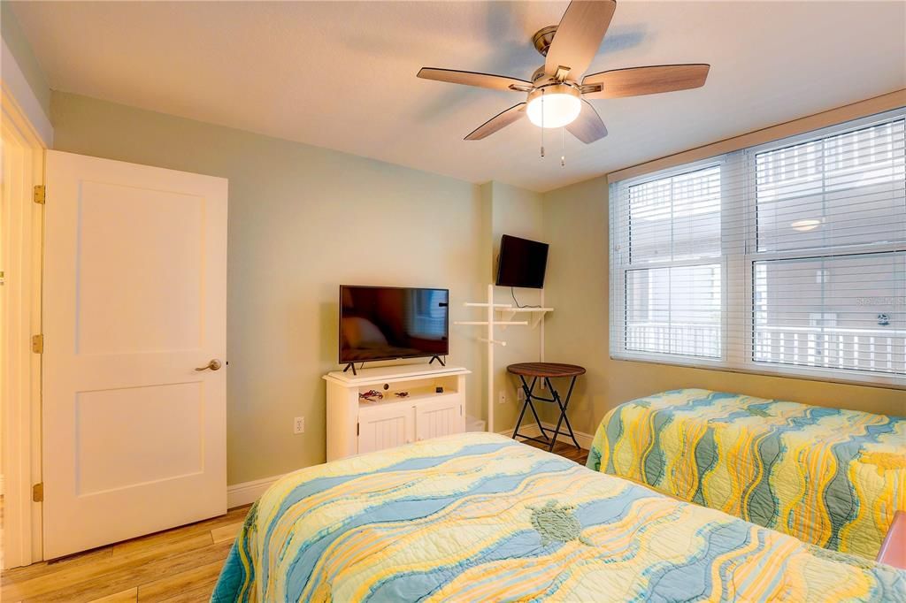 Под контрактом: $824,000 (2 спален, 2 ванн, 1155 Квадратных фут)