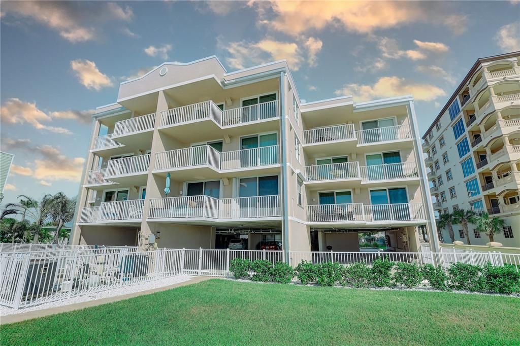 Под контрактом: $824,000 (2 спален, 2 ванн, 1155 Квадратных фут)