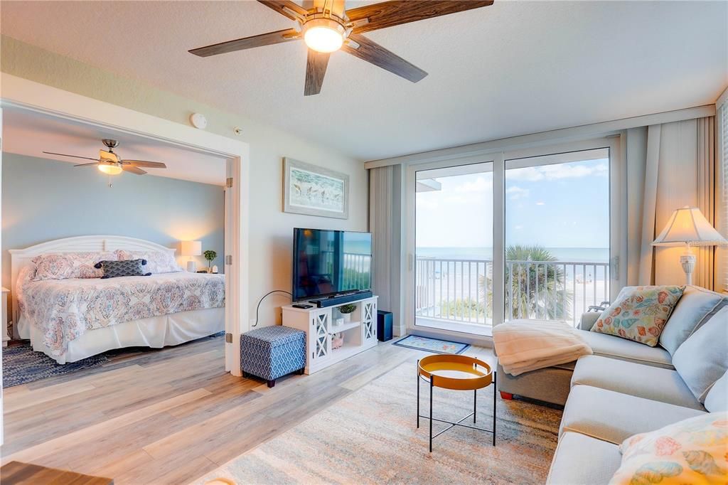 Под контрактом: $824,000 (2 спален, 2 ванн, 1155 Квадратных фут)