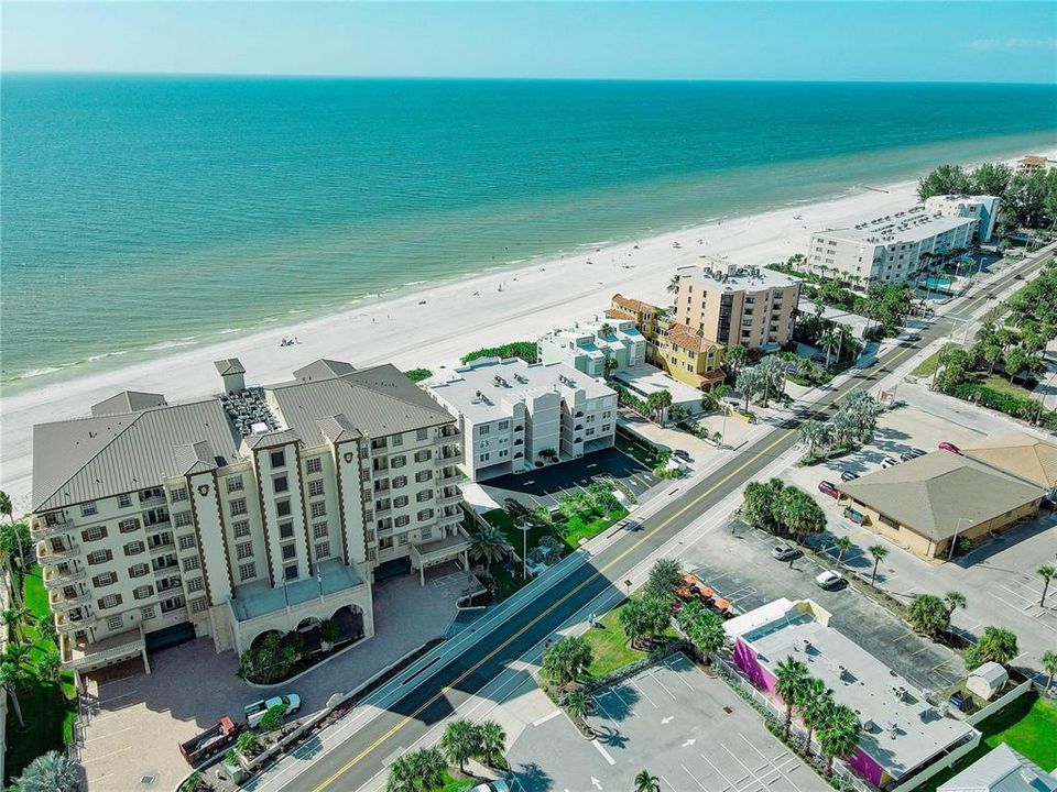 Под контрактом: $824,000 (2 спален, 2 ванн, 1155 Квадратных фут)