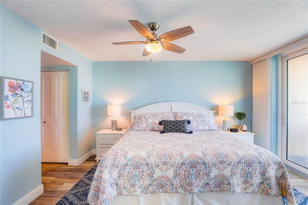 Под контрактом: $824,000 (2 спален, 2 ванн, 1155 Квадратных фут)