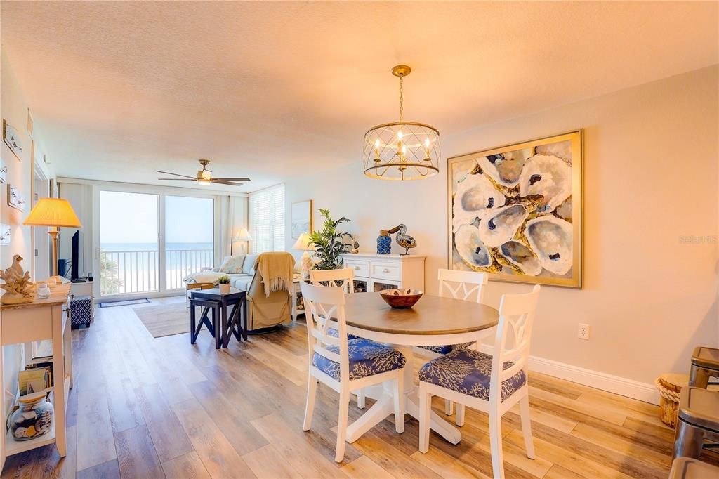 Под контрактом: $824,000 (2 спален, 2 ванн, 1155 Квадратных фут)