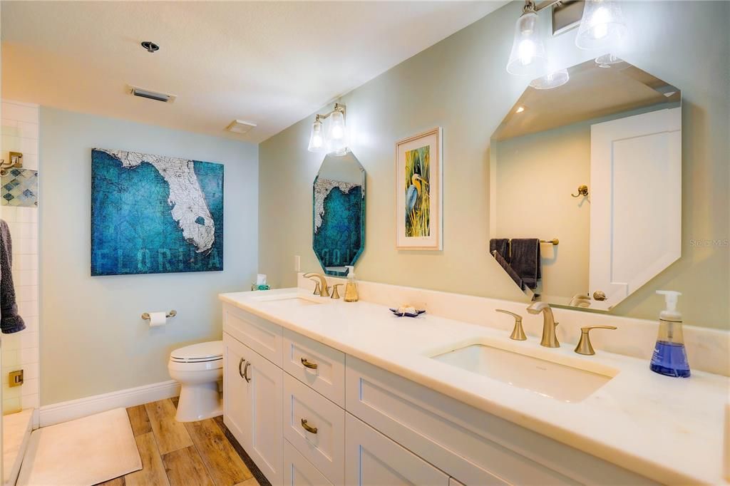 Под контрактом: $824,000 (2 спален, 2 ванн, 1155 Квадратных фут)