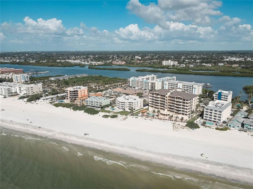 Под контрактом: $824,000 (2 спален, 2 ванн, 1155 Квадратных фут)