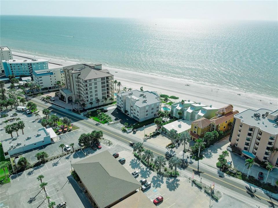 Под контрактом: $824,000 (2 спален, 2 ванн, 1155 Квадратных фут)