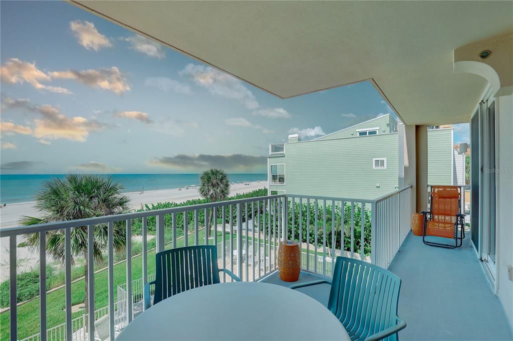 Под контрактом: $824,000 (2 спален, 2 ванн, 1155 Квадратных фут)