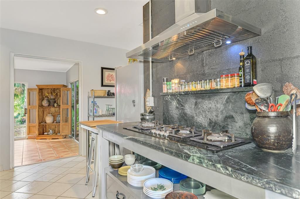 Под контрактом: $545,000 (2 спален, 1 ванн, 1424 Квадратных фут)