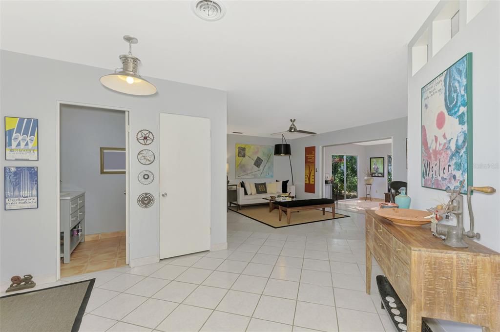 Под контрактом: $545,000 (2 спален, 1 ванн, 1424 Квадратных фут)