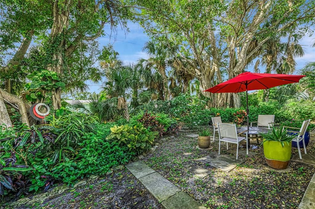 Под контрактом: $545,000 (2 спален, 1 ванн, 1424 Квадратных фут)