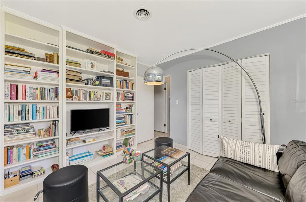 Под контрактом: $545,000 (2 спален, 1 ванн, 1424 Квадратных фут)