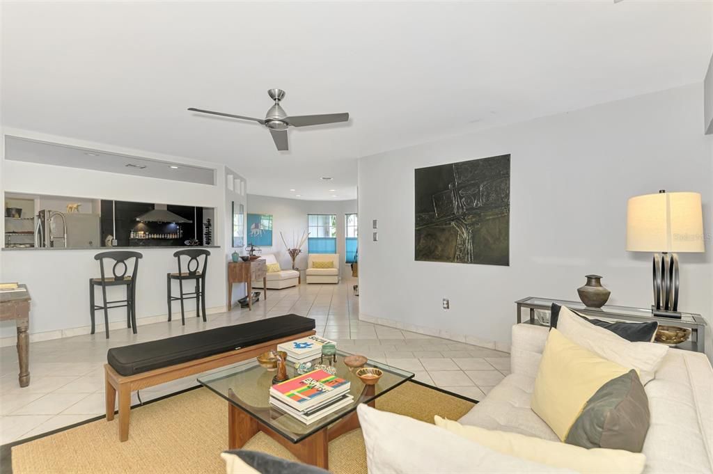 Под контрактом: $545,000 (2 спален, 1 ванн, 1424 Квадратных фут)