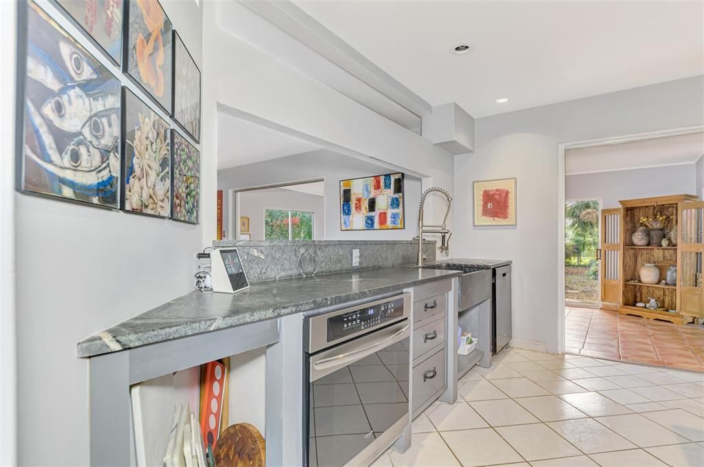 Под контрактом: $545,000 (2 спален, 1 ванн, 1424 Квадратных фут)