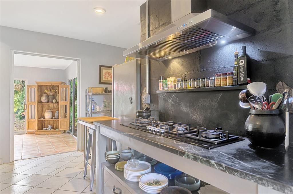 Под контрактом: $545,000 (2 спален, 1 ванн, 1424 Квадратных фут)