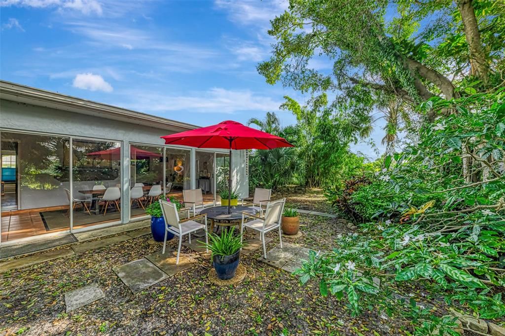 Под контрактом: $545,000 (2 спален, 1 ванн, 1424 Квадратных фут)