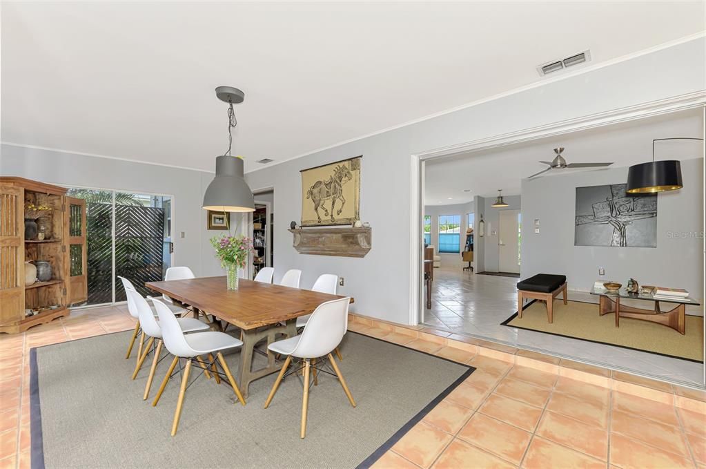 Под контрактом: $545,000 (2 спален, 1 ванн, 1424 Квадратных фут)