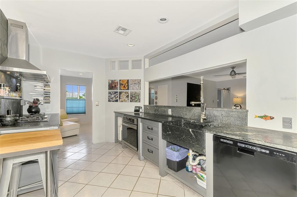 Под контрактом: $545,000 (2 спален, 1 ванн, 1424 Квадратных фут)