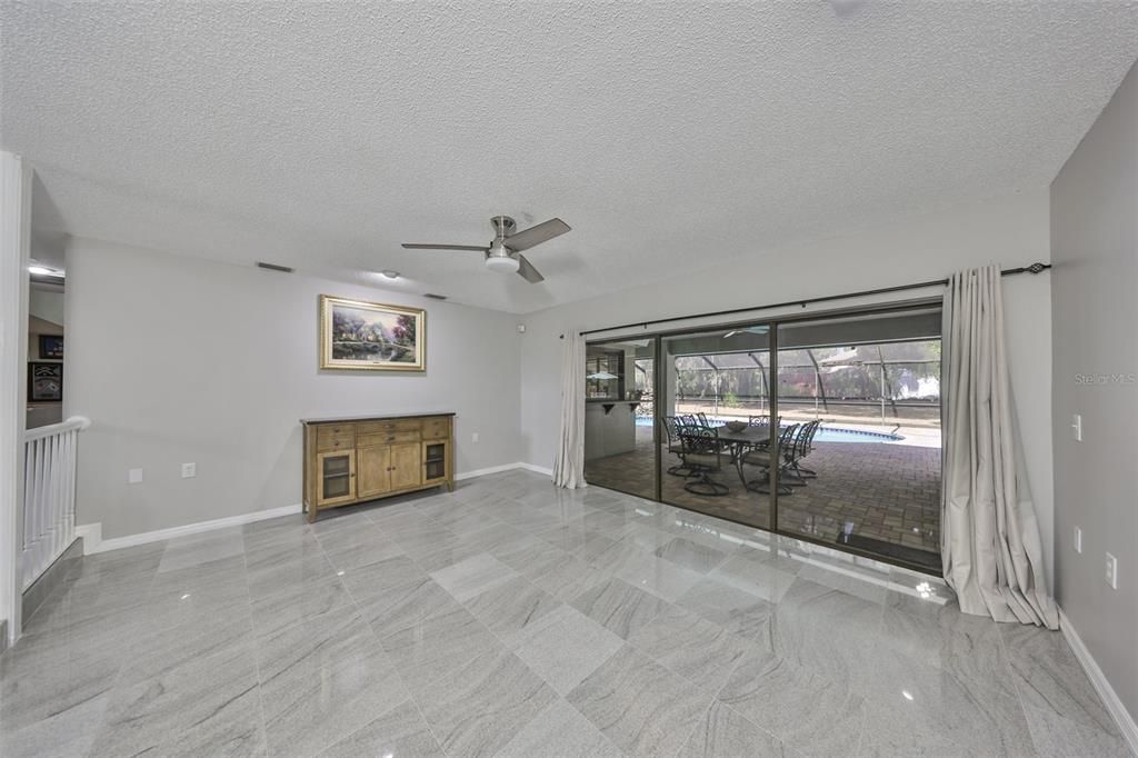 En Venta: $725,000 (5 camas, 4 baños, 4373 Pies cuadrados)