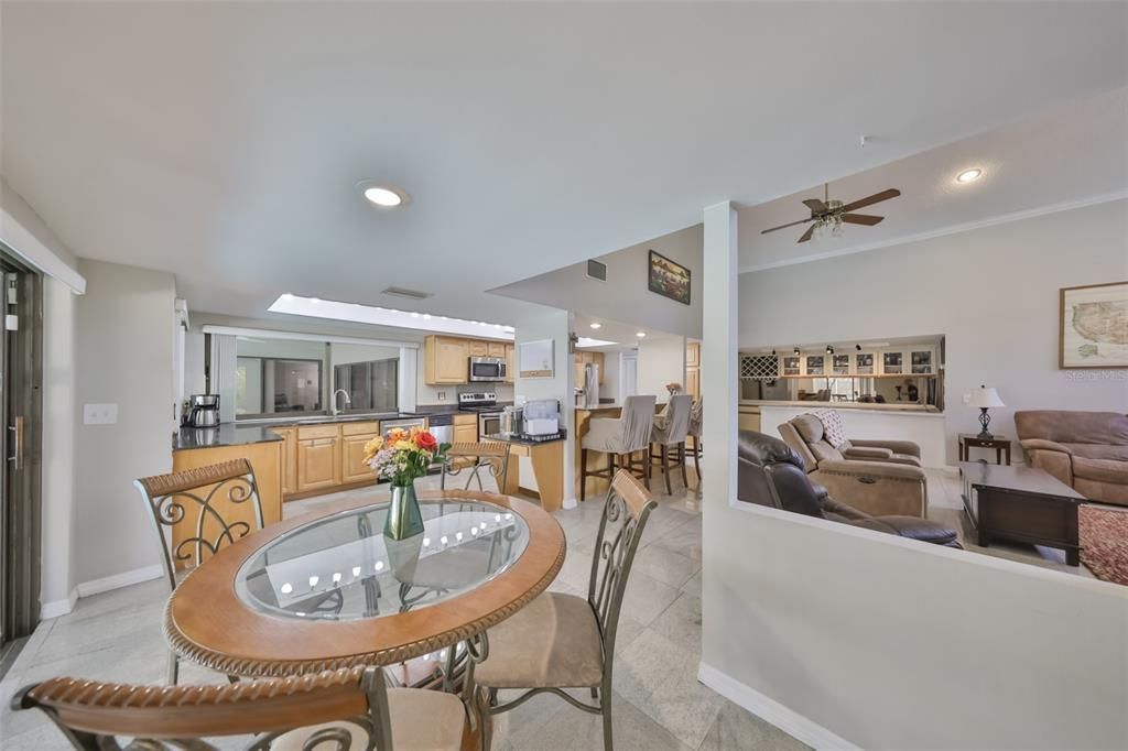 En Venta: $725,000 (5 camas, 4 baños, 4373 Pies cuadrados)