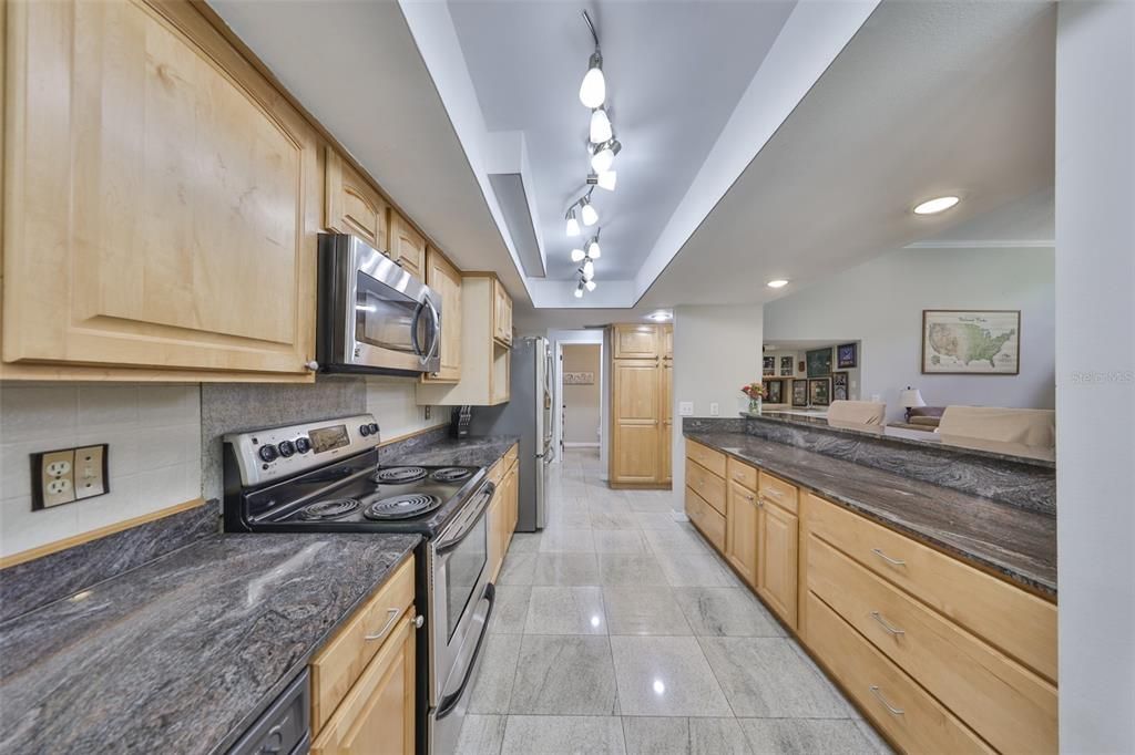 En Venta: $725,000 (5 camas, 4 baños, 4373 Pies cuadrados)