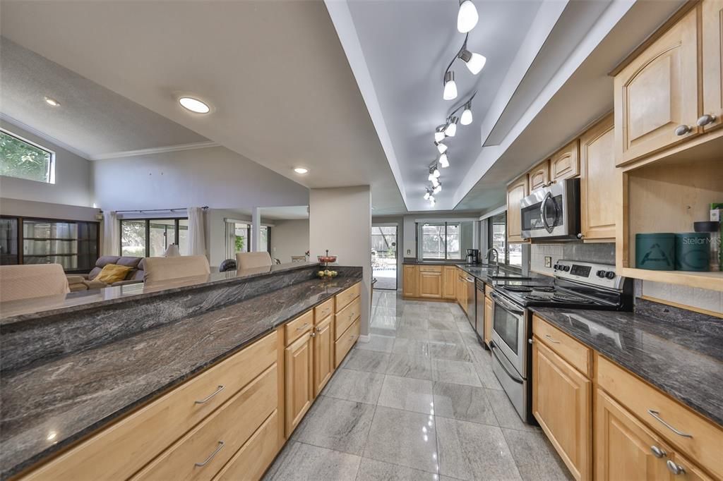 En Venta: $725,000 (5 camas, 4 baños, 4373 Pies cuadrados)