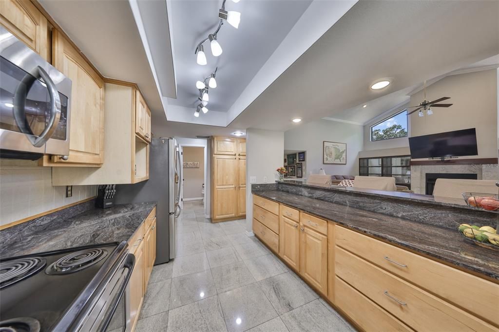 En Venta: $725,000 (5 camas, 4 baños, 4373 Pies cuadrados)