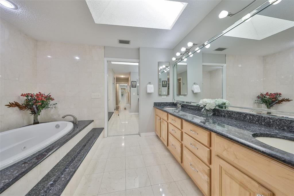 En Venta: $725,000 (5 camas, 4 baños, 4373 Pies cuadrados)