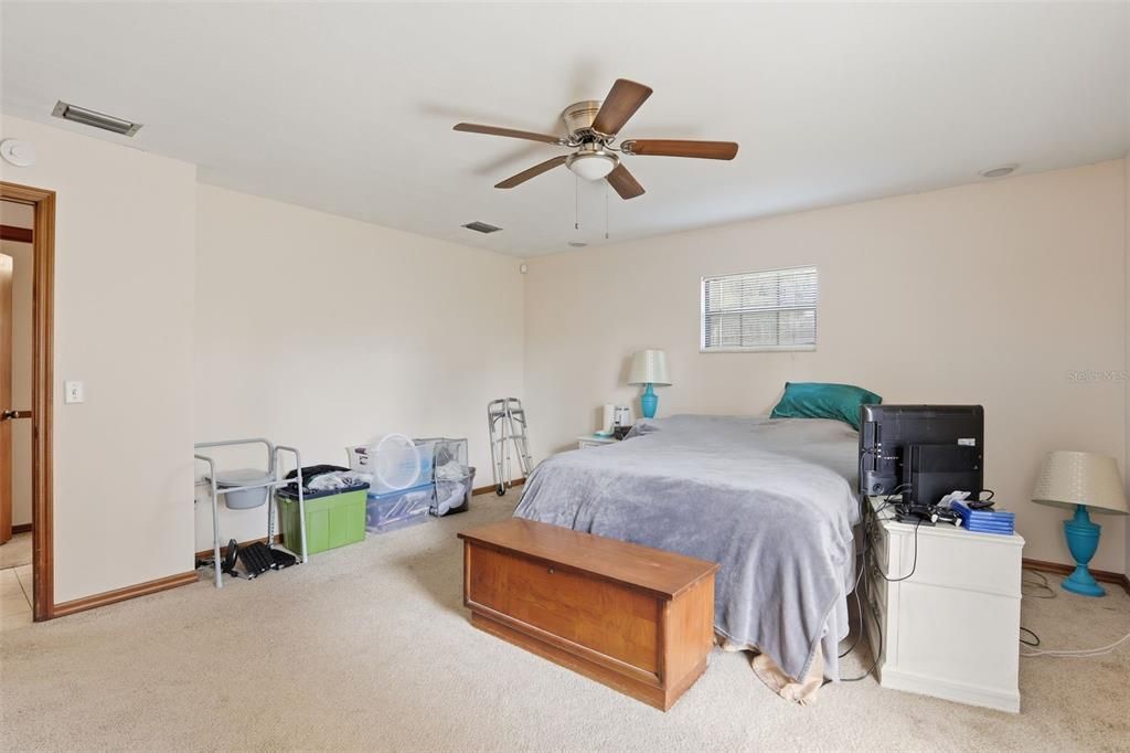 Под контрактом: $234,000 (3 спален, 2 ванн, 1718 Квадратных фут)