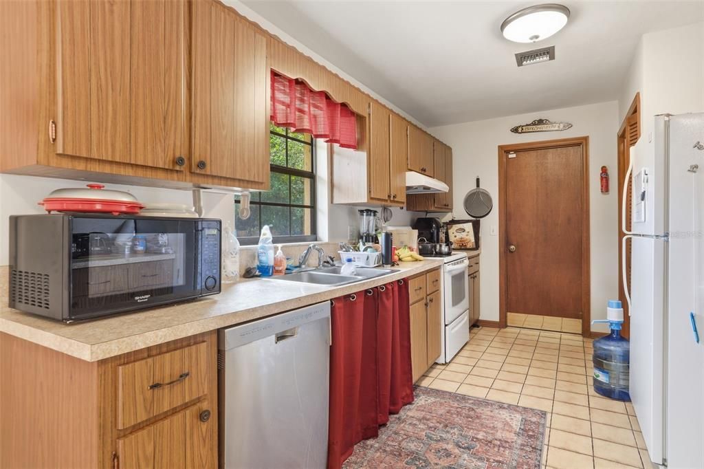 Под контрактом: $234,000 (3 спален, 2 ванн, 1718 Квадратных фут)