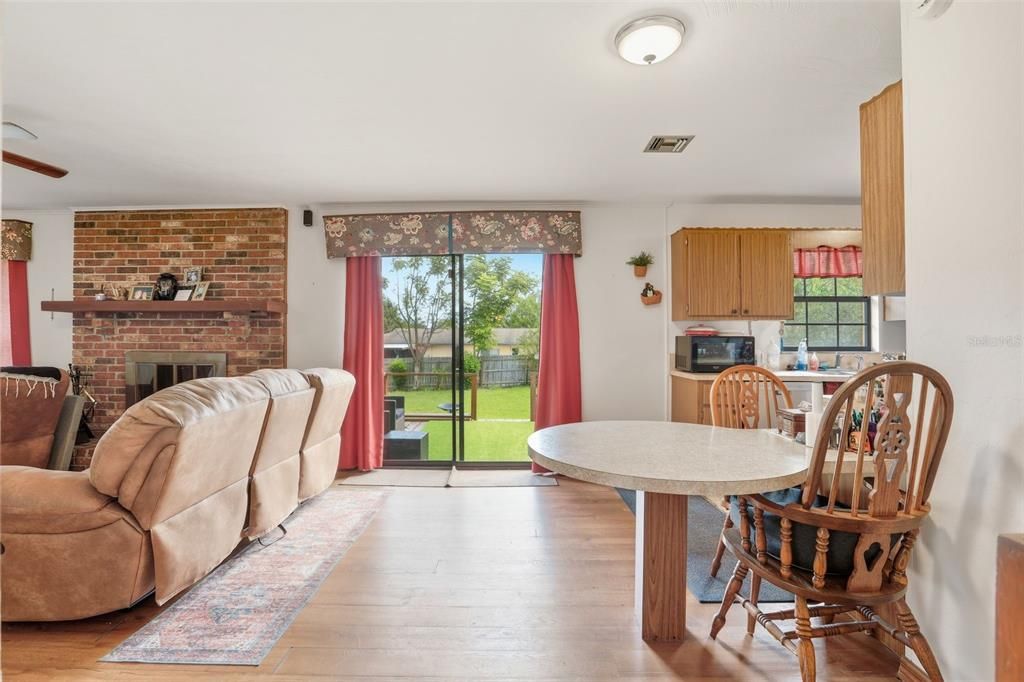 Под контрактом: $234,000 (3 спален, 2 ванн, 1718 Квадратных фут)