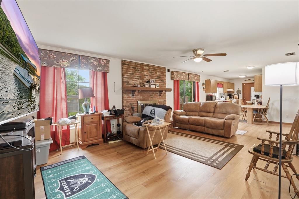 Под контрактом: $234,000 (3 спален, 2 ванн, 1718 Квадратных фут)