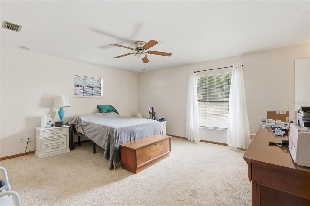 Под контрактом: $234,000 (3 спален, 2 ванн, 1718 Квадратных фут)